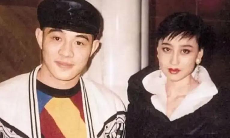1987年，利智在拍摄时，被周润发一脚踹进玻璃渣里，后来在杀青宴上，周润发又悄悄拿着吃剩的蛋糕，直接拍在她脸上，现场的人都在笑，只有张国荣安慰了她两句。
 
利智没说话，低头用纸巾慢慢擦脸。奶油黏住睫毛，她擦得很用力，眼角有点红。
 
张国荣递来一杯清水。“回去用温水洗。”
 
“谢谢。”她声音很平