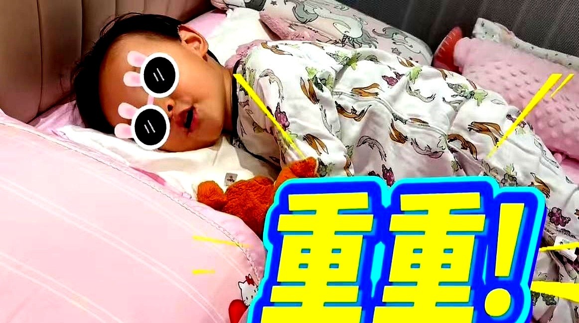 大半夜，任重眼巴巴看着3岁女儿，指望能赖在主卧睡一晚，结果被亲闺女直接请出门外。

监控画面里，任重刚声情并茂讲完睡前故事，正盘算着怎么顺理成章躺下。谁知3岁的嘻嘻小手一抬，直指房门，连名带姓喊他出去回自己屋睡。

任重好说歹说硬是没管用，只能灰溜溜抱着枕头撤退。孙骁骁正怀着二胎，顺手把这段监控发出