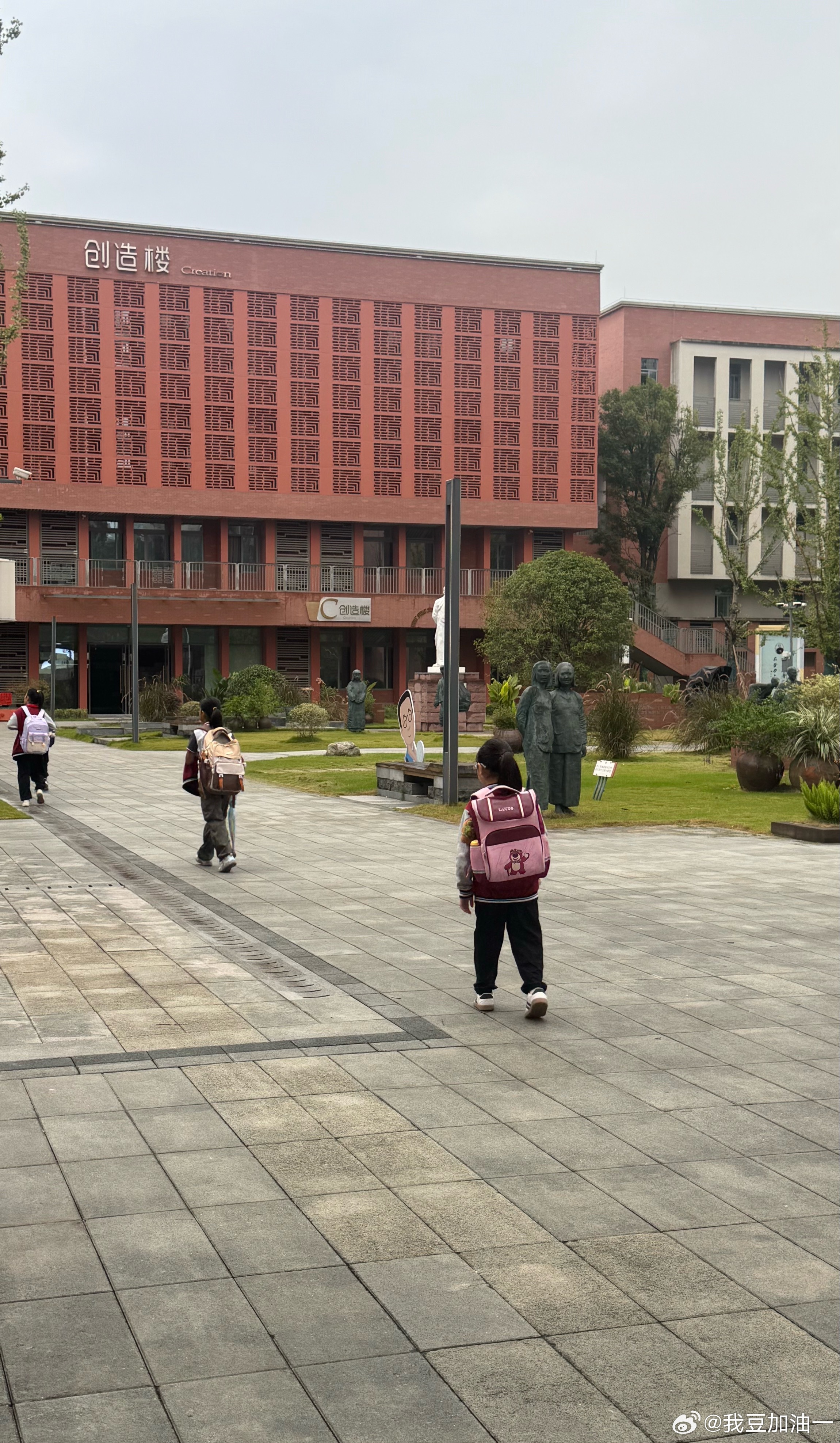 豆豆每天起来自己快速穿衣服吃早餐，步行到学校[比耶]不知不觉养成了一个好习惯~ ​​​