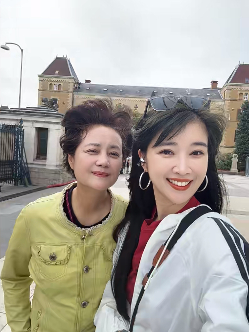 茹萍的女儿奚望晒出一家三口在法国里昂过中秋节的动态。年轻时凭借上官婉儿一角惊艳了