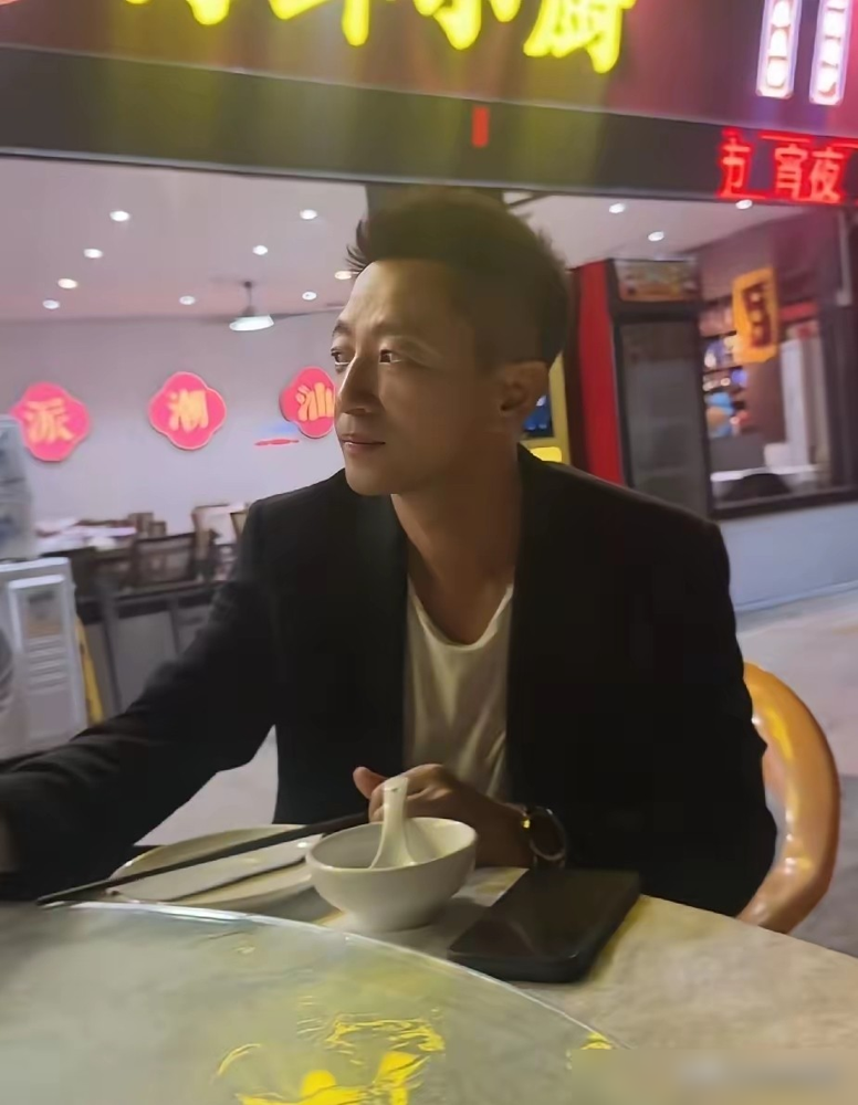汪小菲国内出差，马筱梅一个都不跟，出国倒是全程贴着。
麻六记佛山开业，他一个人去的。石家庄站台，也没带她。年底跑印尼雅加达选址，身边照样没她。可之前去日本、去澳门、去草原，回回都是一家四口整整齐齐，马筱梅还亲自安排夏令营。
反差大不大？太大。
但别急着骂。她在直播间早就把话撂明白了：孩子的事，
