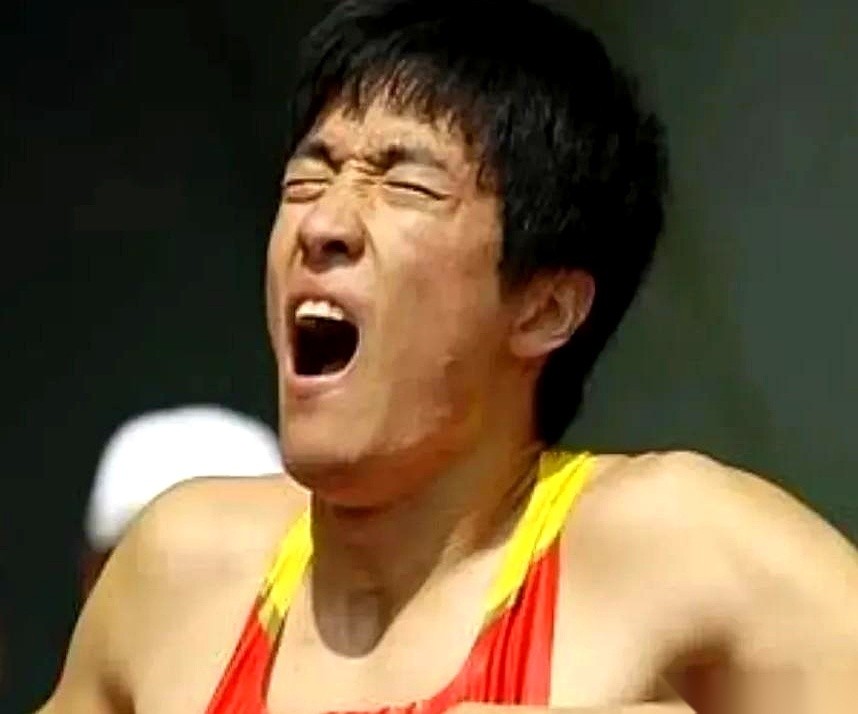 同样是身价上亿的上海滩天之骄子，
退役十几年后，姚明早成了挥斥方遒的大佬，
而43岁的刘翔，却在深夜发微博诉苦：突然被要求二选一，要么拿钱走人，要么硬着头皮去当教练。
他直言自己没带过队员，怕误人子弟。
图啥啊？缺这点安置费吗？
真不缺。刘翔光耐克终身合同一年就两百万美刀打底。
这两位巨星如今的境遇