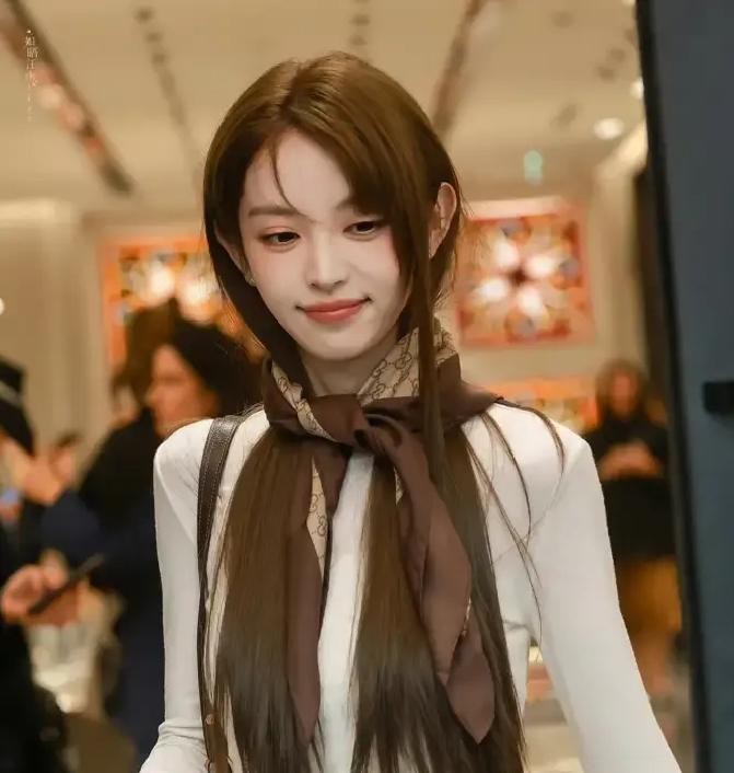 那个被骂“离了刘海认不出”的姑娘，转身空降Gucci大使，还把16部剧的铁刘海给掀了
9月21日，Gucci正式官宣田曦薇从品牌好友升任品牌大使，国内第四位
四天后，米兰街头，她脸侧一边八字刘海、一边飘着一缕短须，冷棕碎剪发前后散着，脖子上缠了一条丝巾做点睛
齐刘海盖了十六部剧的额头，第一次在时装周