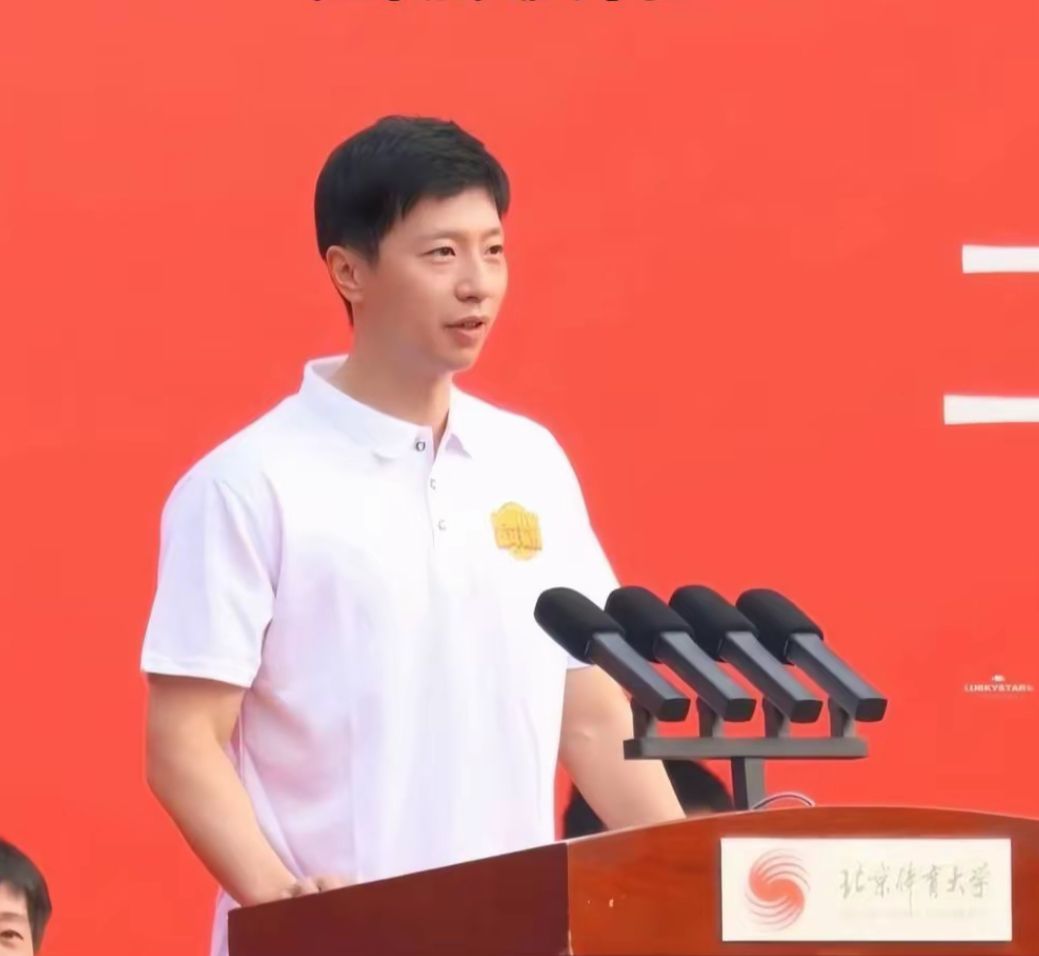 马龙以博士新生身份参加北京体育大学开学典礼，身穿白色短袖校服，还是那么帅气！