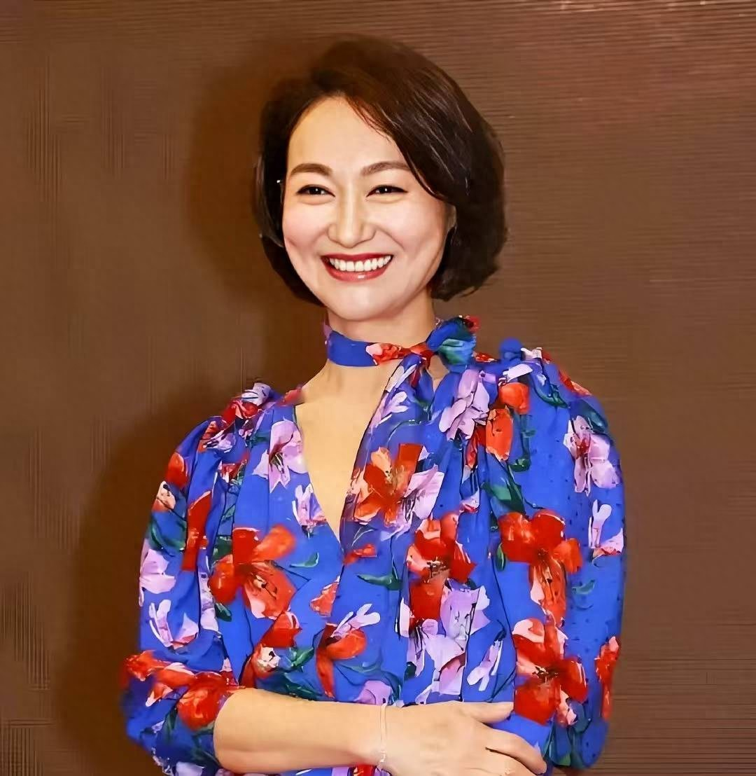 65岁三金影后，在华语演艺圈里，能像惠英红这样把一手烂牌打出王炸的人真不多。她吃过最底层的苦，挨过最狠的背叛，甚至差点选择走鬼门关，最后硬是靠自己挣脱命运枷锁，不靠婚姻不攀旁人，活成了自己最坚实的靠山。

信息来源：（中国新闻周刊——惠英红66岁：想证明这一生没有白来）

大众眼里，她是手握金像、金