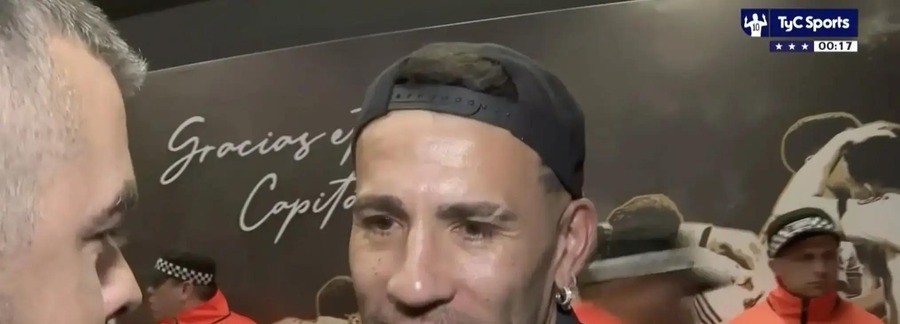 梅西打电话把38岁老队友从退役状态叫回来，两人告别战角球连线，8.5万人现场见证，这通电话到底说了什么？
奥塔门迪本已经退役了。7月24日他就发了告别信，139场8球，1座世界杯2座美洲杯，说“可以昂首离开”-
。但三个月后他又穿上了蓝白球衣，站在纪念碑球场。原因只有一个：梅西亲自打了电话。
这不是