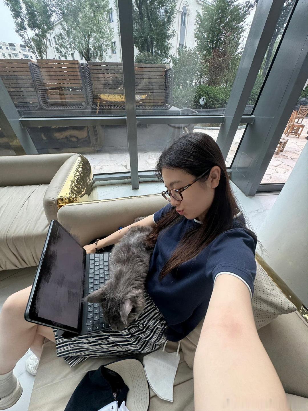 #李兰迪[超话]#  
这种生活感的照片发100张都不嫌多好吧～#李兰迪# ​