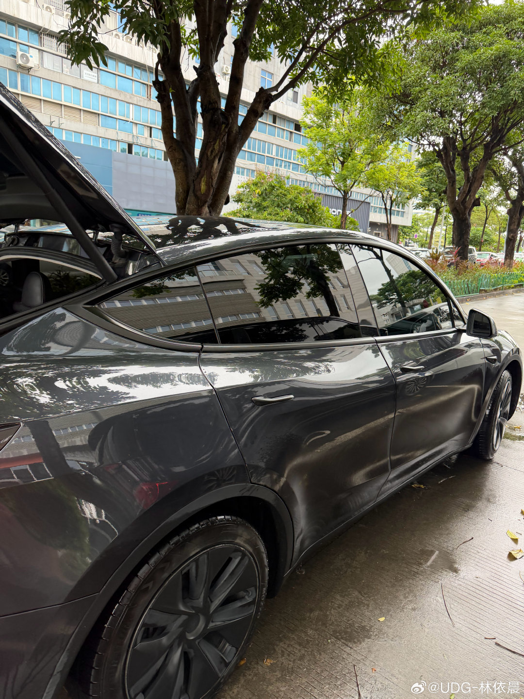 今天打车打到了特斯拉modely  这还是第一次打车打到特斯拉 师傅说厦门就他一台y在跑快车 不然我也兼职跑个滴好了 ​