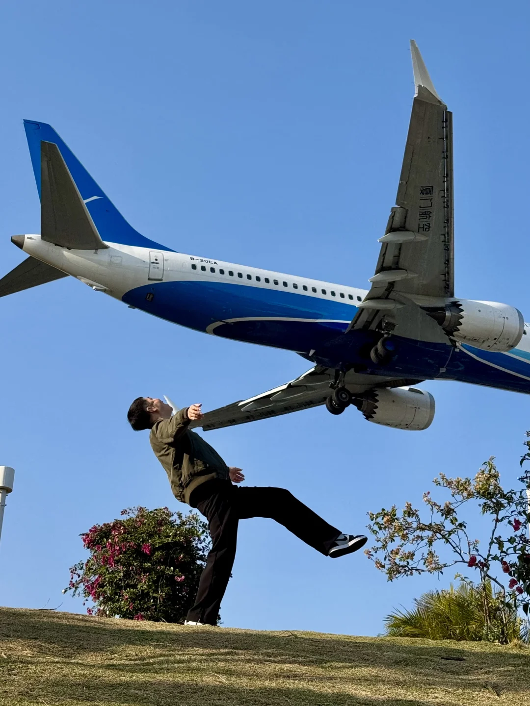 厦门飞机头顶飞过机位｜走错路，累断腿