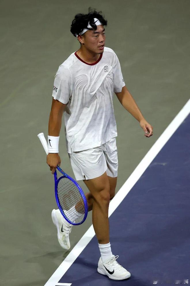  
 
资格赛浴火突围，虽败亦荣光！黄泽林美网交出亮眼答卷
 
2026美网赛场，中国香港小将黄泽林的大满贯之旅画上句号。正赛首轮面对20号种子汤米·保罗，他先拿下一盘，最终1‑3遗憾落败止步首轮，但三轮资格赛的惊艳发挥，足以让所有人看到这位年轻选手的实力与韧性。
 
本届美网资格赛，黄泽林作为2号
