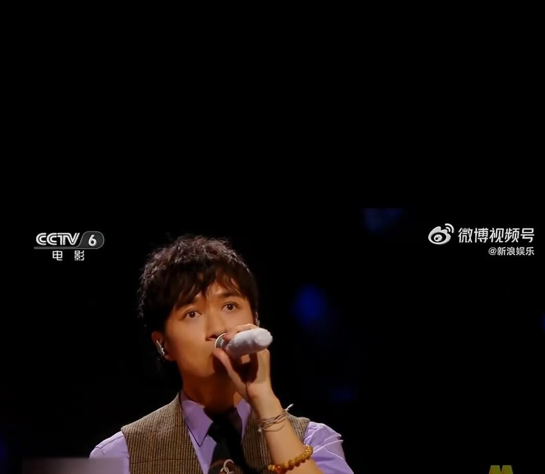 2026湾区升明月晚会上古巨基苏有朋林心如合体唱了情深深雨濛濛，齐秦庾澄庆郑智化也登台唱了各自的老歌，台下观众跟着哼，眼眶红了，嗓子哑了，台上的人气息也稳不到哪去，齐秦的造型依然让人看不懂，苏有朋粘的那把胡子怎么看怎么别扭，林心如再怎么保养也藏不住岁月的痕迹，反倒是年纪最大的古巨基穿着二十多年前那件