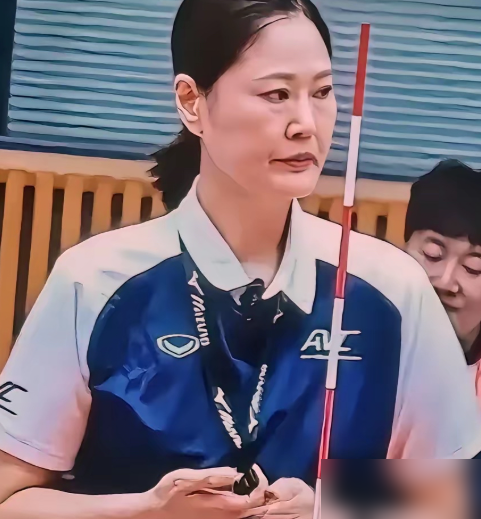日本女排全员黑脸领奖，没人申诉，也没人骂裁判。
3比0，咱们女排直接把名古屋主场打成了图书馆。25比19、25比20、25比23，第三局日本队咬着牙追到23平，结果还是崩了。
日本主帅赛后没找伤病借口，也没怪裁判，就承认一件事：拦不住吴梦洁。
《体育日本》更直白，标题就写双方平均身高差12厘米