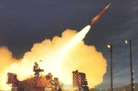 20世纪50年代末启动的美国MIM-46 Mauler（猛击者）自行防空系统项目。
该系统为采用M113底盘的XM546，装有9枚置于发射筒内的MIM-46导弹、一部跟踪与照射连续波雷达，以及火控系统。旨在对抗低空飞行的高性能战术战斗机和短程弹道导弹。
MIM-46 设计极具雄心，但在开发过程中遇到了难以解决的问题，最终 ​