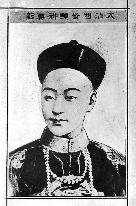光绪帝，为什么庙号是“德宗”？
4岁进宫，17岁亲政，18岁大婚，
28～38岁被囚禁十年。他想大有作为，
可事事不如愿。戊戌变法仅100多天。
德宗，乍一看是有德行，实际呢？
唐朝也有一位德宗李适，
他在位时，长安被叛军占领，
这是不是有点类似？
光绪帝也曾丢了京城，也曾逃走。

光绪帝看似懦弱，