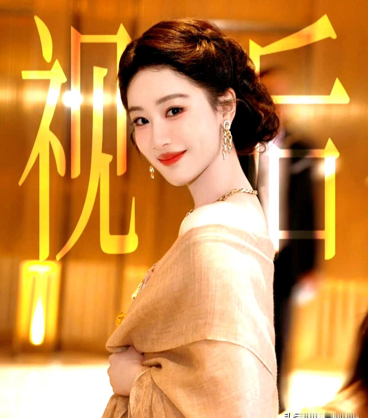 杨紫亲口承认，没有正午阳光，就没有她的今天。

她复盘自己二十多年的演艺路，坦言《战长沙》是第一块敲门砖，让她撕掉了“童星”的旧标签。接着是《欢乐颂》，直接把她从无人问津的角落，拽回到大众视野的中心。

后来，她一度很自卑，怀疑自己是不是真的不适合吃这碗饭。直到《香蜜》和《亲爱的》接连爆火，她才找回