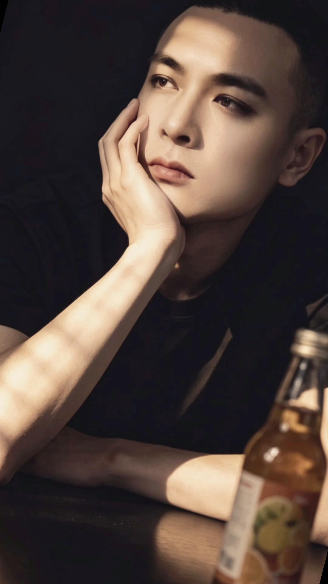 《为你我受冷风吹》为你我受冷风吹，寂寞时候流眼泪。初听不识曲中意，再听已是曲中人，多少人听懂这首歌，心里都藏一段往事。