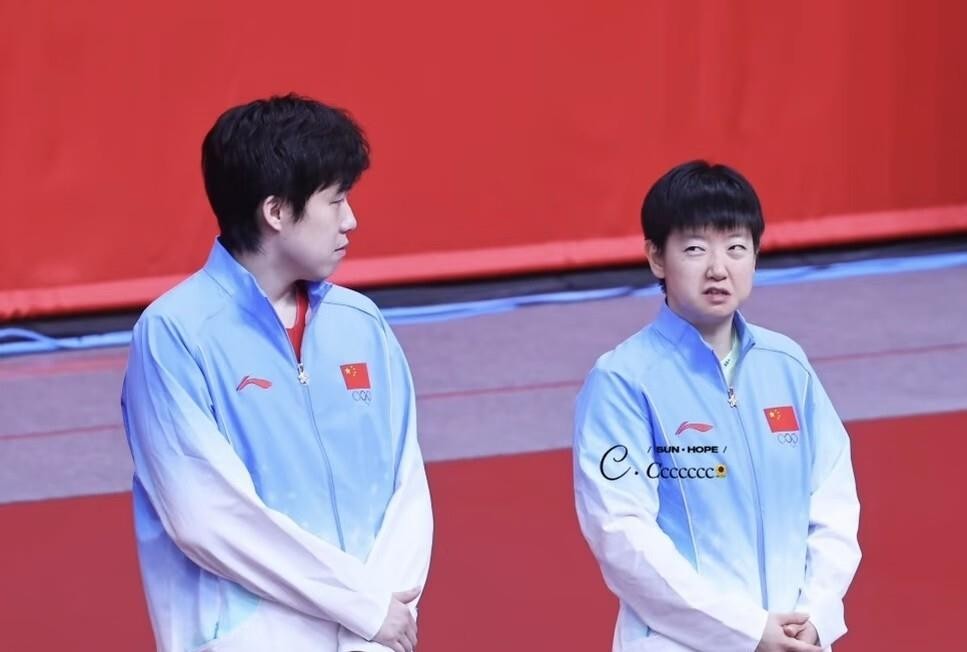 国乒混双那张现场照一出来就藏不住真相：王楚钦站那儿安安静静听着，神态沉稳克制，压根不是怂，是骨子里的稳；孙颖莎一边说一边带情绪，眉眼全是“这事我得跟你掰扯明白”的较真。谁闹谁稳，谁急谁定，不用旁人评判，照片自己会说话。就像《孙颖莎、王楚钦混双夺冠，赤裸裸地诠释了“既生瑜何生亮”，莎头组合就是天作之合