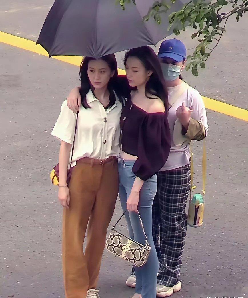 路人偶遇倪妮，优越的身材比例太出彩，随手一拍都自带大片氛围感。 ​​​