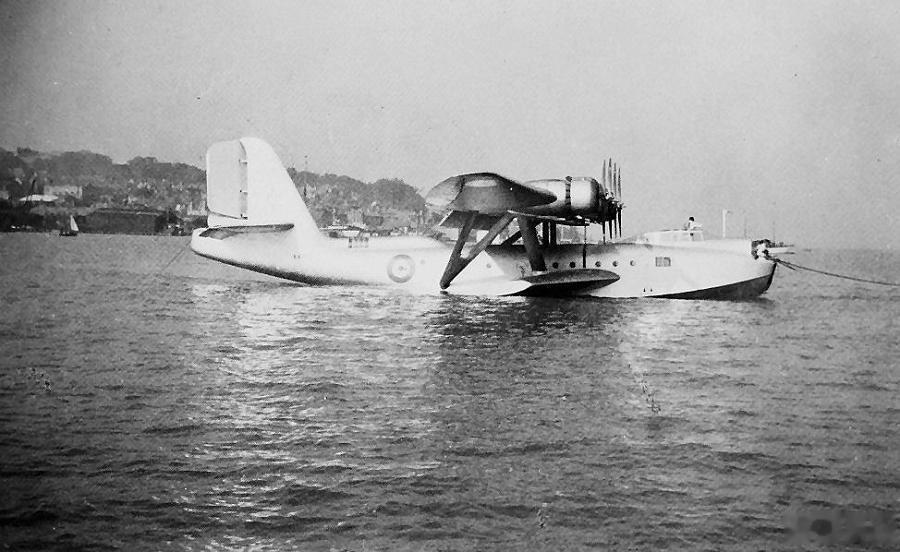 航空创作计划航空历史上的今天每天认识一件兵器 1938年10月14日，英国萨罗的A.33远程巡逻飞行艇首飞。1933年11月，英国航空部发布了R.2/33海军巡逻飞行艇的需求招标书，寻求一款能够替代老旧双翼飞艇、具备远程巡逻和反潜作战能力的大型四发全金属飞艇。要求其能承载7名机组人员在恶劣的海况下执行长时间的巡逻任务。动力系统指定采用四台830马力的布里斯托尔“英仙座”XII型单排星形滑阀发动机。武器方面要求设置三处自卫火力点，包括艇首、艇尾和机身中部的7.7毫米维克斯机枪，同时艇体内部和翼下必须能够挂载约909公斤的炸弹或深水炸弹。参加这次竞标的主要是萨罗的A.33和肖特的S.25。萨罗A.33采用了极具实验性质的伞式单梁机翼，机翼通过复杂的N型支柱支撑在艇体上方。为了取消传统飞艇极易受损的机翼两侧浮筒，设计师创新性地在艇体两侧设计了巨大的短翼状舷侧浮槽。这种独特的浮槽不仅能在水面提供横向稳定性，同时还被直接用作机身燃料箱，大大简化了翼内油路设计，并降低了全机的重心。1938年1...