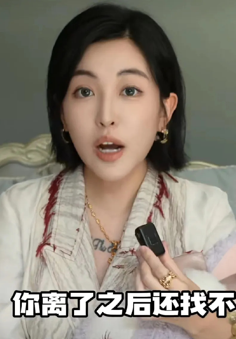 千万网红张凯毅官宣离婚

我特地去查了一下

才发现原来她的离婚是早有打算

在张凯毅结婚一周年时她就曾经接受过采访

并且大大方方承认婚后一年自己的确有过千八百次想要离婚的念头

当时她还说了三句很关键的话，那时候不理解，现在回头看才发现原来句句都是伏笔。

首先是第一句：“没有不吵架的婚姻，婚姻