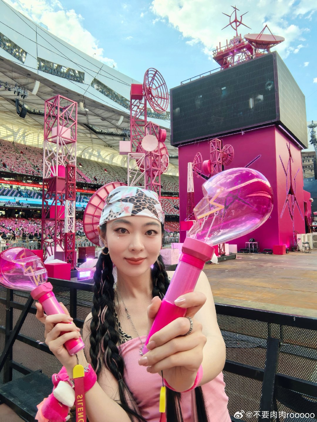 是你让我的世界从那刻变成粉红色💖
#汪苏泷明日世界巡回演唱会##罗曼城明日相遇时刻#  ​