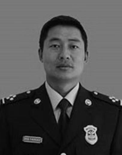 消防战士赵万昆，于2019年3月31日，扑火人员在转场途中，受瞬间风力突变影响，突遇山火爆燃，包括赵万昆在内的30名扑火队员不幸牺牲，时年39岁。致敬消防英雄！让我们一起记住他的名字：赵万昆。 ​​​