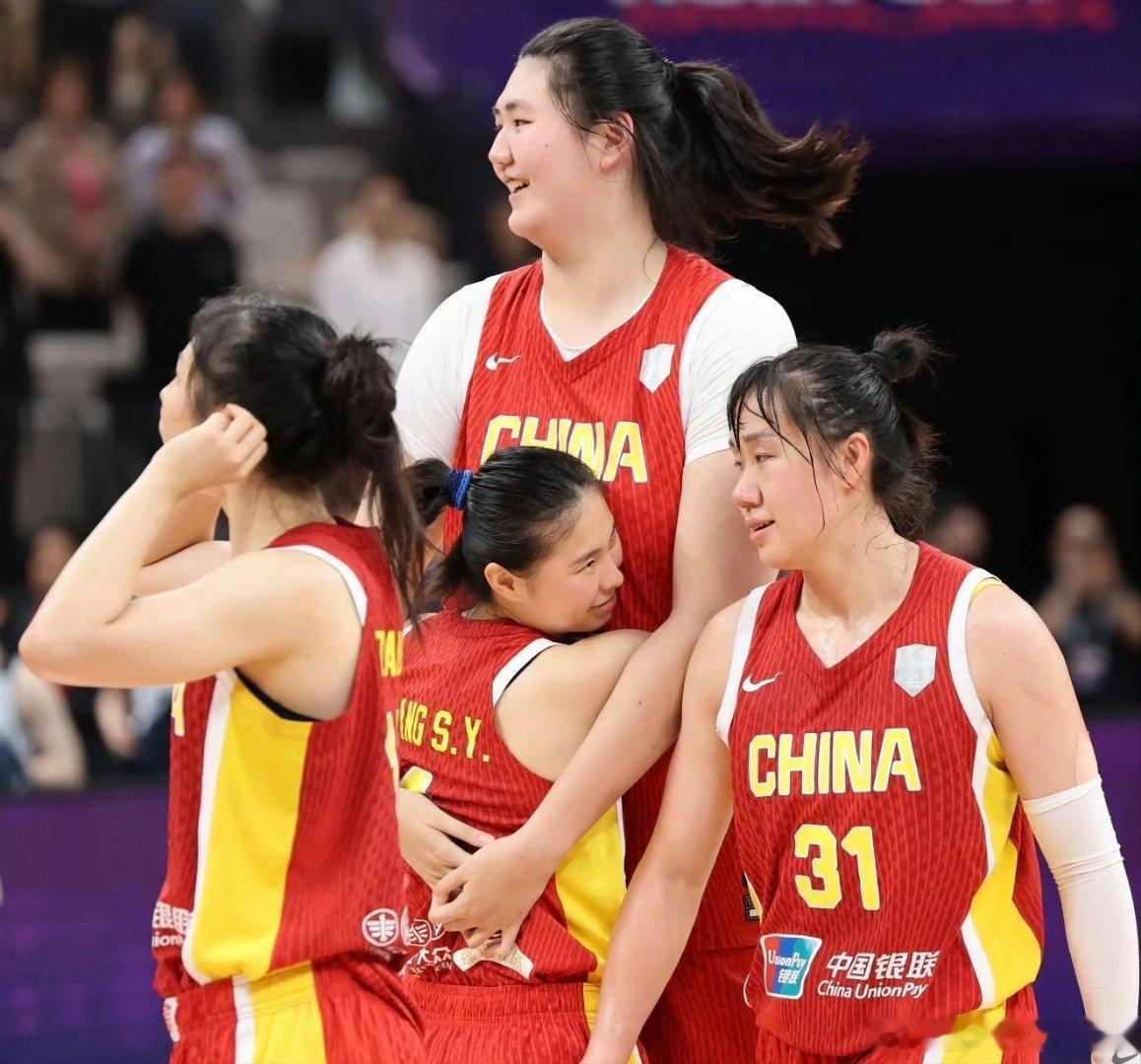 刚刚结束的亚运会铜牌争夺战里，中国女篮以77-64战胜中国台北女篮，拿到了这枚铜牌。不过有点可惜的是，这个成绩只是追平了中国女篮亚运会历史的最差战绩#中国女篮[超话]# ​