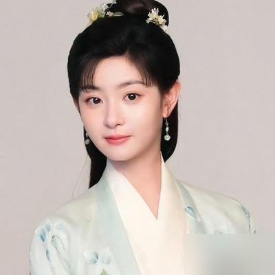 当年全网群嘲她是“最丑丫鬟”骂上热搜，如今老板直接端出多部大女主戏给她兜底。



赵晴这出逆风局，走得比谁都清醒。

拍《为有暗香来》那会儿，满屏都是对她五官的挑剔与刻薄。换作心理素质差的小花，可能早就陷在容貌焦虑里出不来了。可她转头就钻进《凡人修仙传》剧组，一个灵动的“墨彩环”，硬是把被踩碎的口