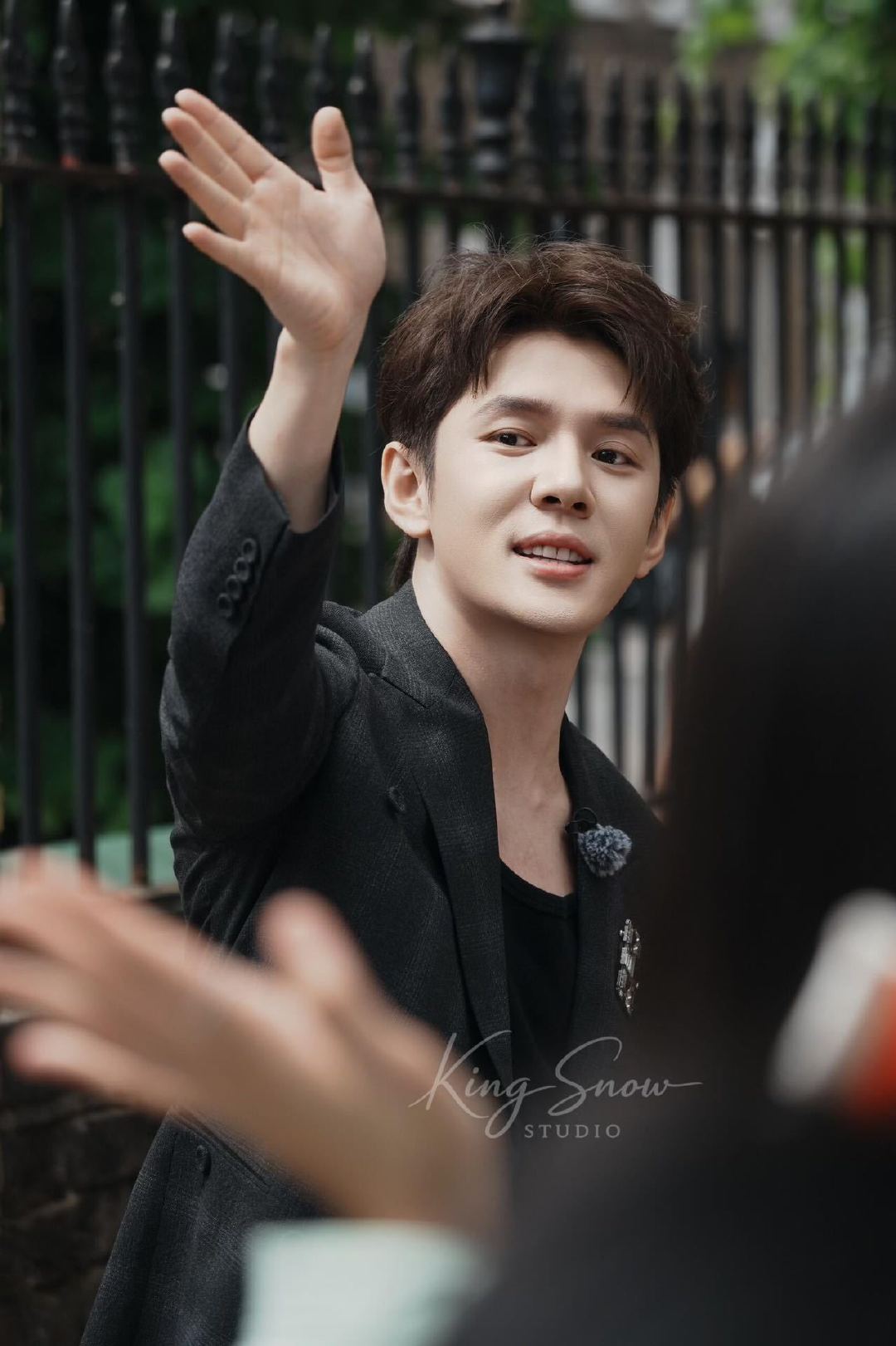 #李佳琦luke版给本人吓坏了#AI二创带来直播名场面，李佳琦看到Luke版的自己满脸震惊，不停否认，直言这根本不是真实的他。 ​