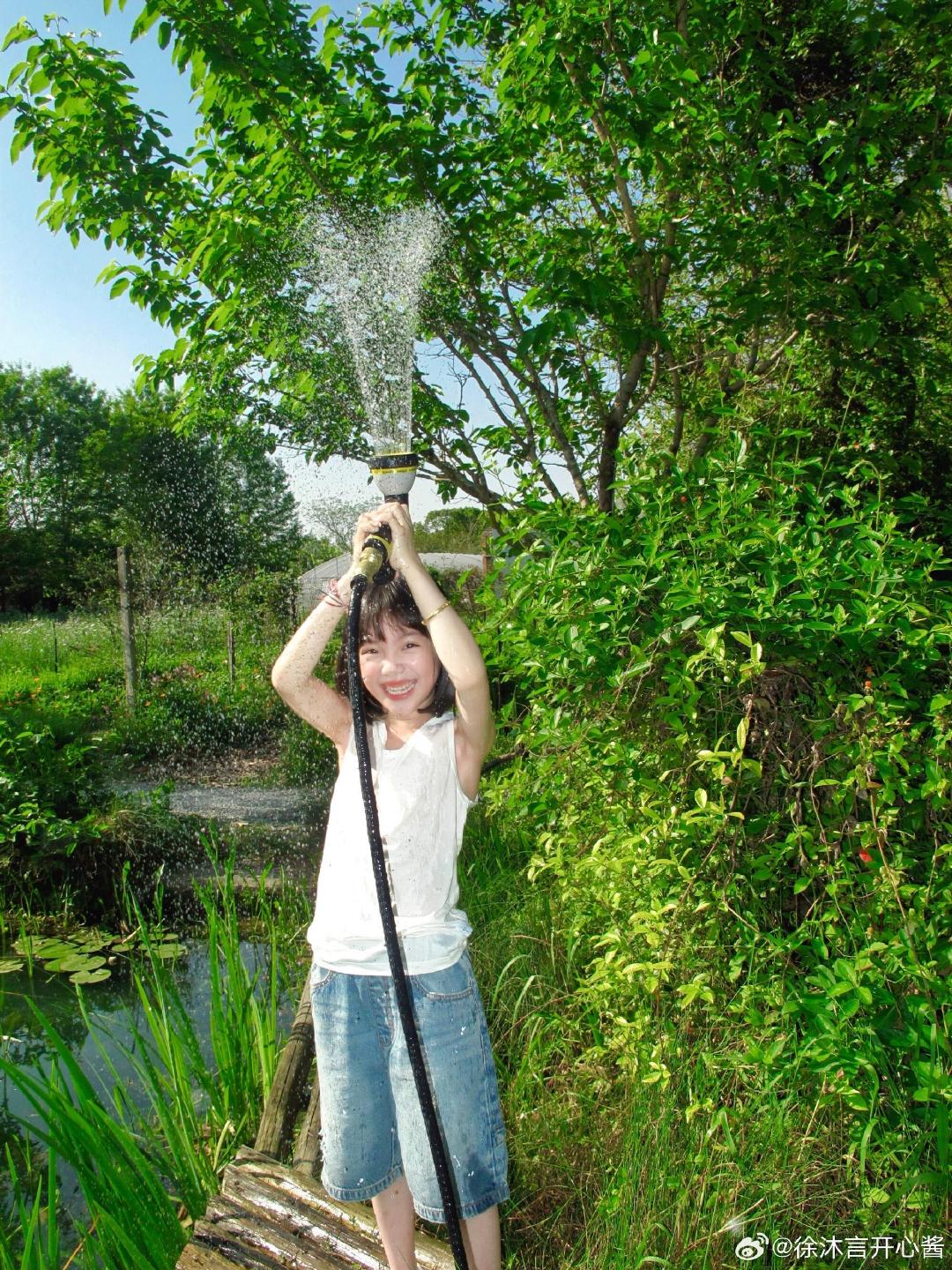 . #沐言爸爸隐婚生子女儿走红后才公开# 冷知识：沐言爸爸徐可和妈妈陈静婉都是中传科班出身，校园恋情走到家庭，幸福又低调。为了不让家人被打扰，徐可隐婚生子，直到女儿走红后才被网友扒出公开，这份用心很难得。 ​