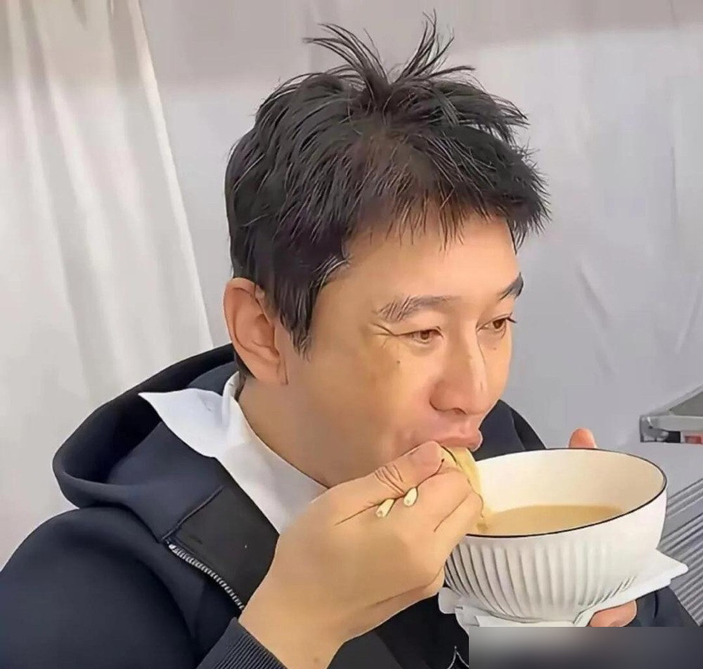 47岁黄晓明近照直接把热搜炸了，头发白了一大片，脸瘦得脱相，吃个面都被人拍下来研究。评论区都在猜，这是离婚后垮了，还是身体出事了。
没人信他是为了戏。导演自己说的，先增肥30多斤，再暴减50斤。减到心脏不舒服，心悸，胃也坏了。就为了一个镜头里像那个人。
首映礼上他被逼急了，当场拽自己头发喊今晚是