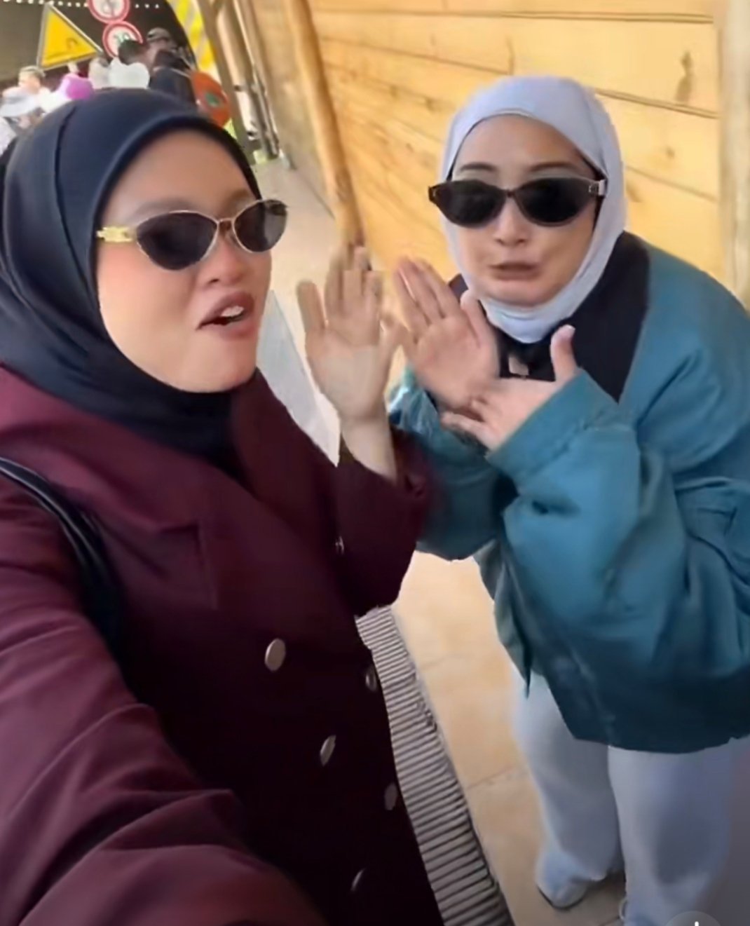 来别国旅游，一边享受当地出行游玩，一边当众捂鼻嘲讽本地人。还是公职人...