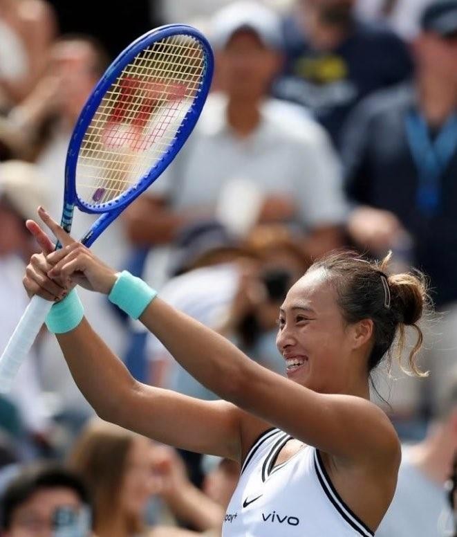 郑钦文晋级美网八强后
排名飙升来到52位
导致的结果就是：
✅中网可以拿外卡
✅武网凭排名直接进
原本只有一次外卡机会，这下倒好，一个排名把两张门票都解决了。
先说句实在话，看到这消息我第一反应不是“她运气真好”，而是“这姑娘硬生生把自己从被动打成主动”。在职业网球圈里，外卡这东西向来是主办方手里的