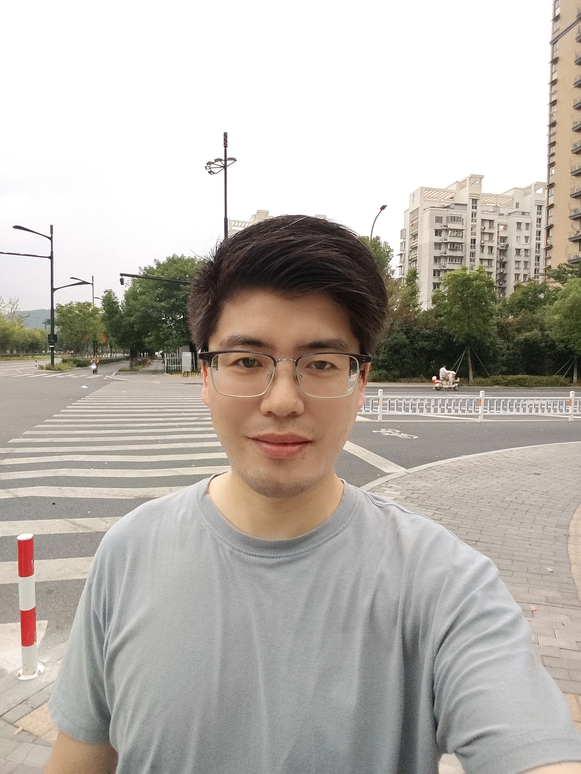 85年42岁未婚未育，摩羯座，有女朋友
昨天中秋节总算不是一个人过了
下午去找女