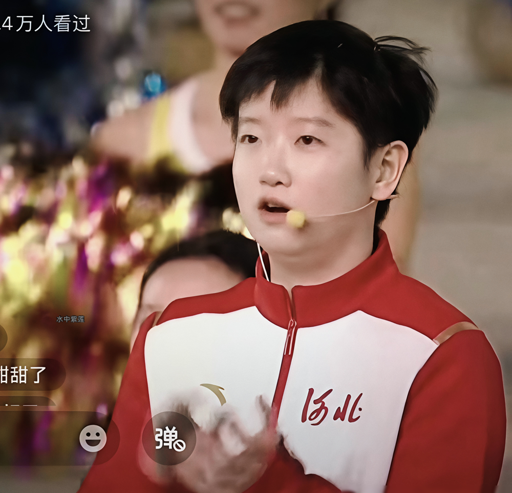 孙颖莎穿着河北队服往省运会开幕式上一站，评论区立马就炸了。脸蛋嫩得能掐出水，走路带风，哪像个一身伤的人。
可镜头拉近，全是细节。
左脚踝韧带、足底筋膜、腰肌、食指关节，四处慢性劳损。6月刚休了70天，8月复出，9月名古屋亚运身兼三项，小腿淤青一大片。10月中国大满贯前一晚高烧，带病硬扛，32强就