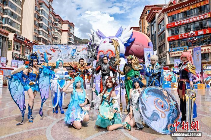 【重庆“产业援藏”再拓新路 电竞嘉年华活动落地西藏昌都】近日，“荣耀昌都·巅峰对决”2026昌都电竞消费嘉年华在西藏昌都市茶马广场落下帷幕。本次活动由昌都市经信局、文旅局主办，重庆市文化娱乐行业协会承办。两天时间里，全国大赛藏东片区海选赛激烈对抗，COSER巡游与电竞市集人头攒动，让这座高 ​