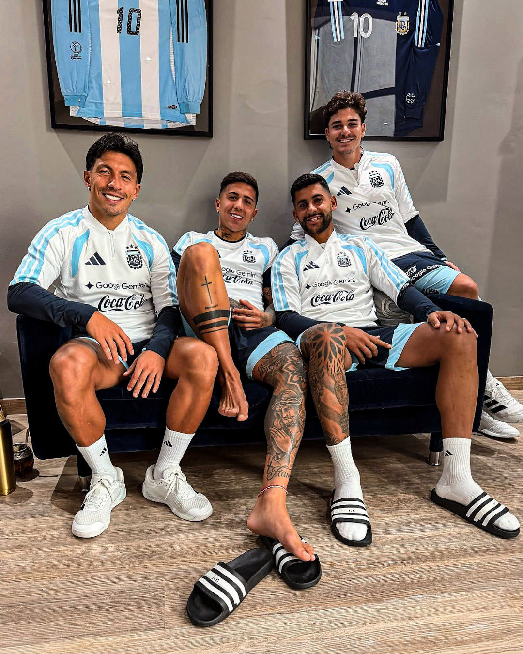 利桑德罗、恩佐、罗梅罗、阿尔瓦雷斯🇦🇷🌟

#阿根廷国家队##恩佐费尔南德斯Enzo[超话]##阿尔瓦雷斯[超话]# ​