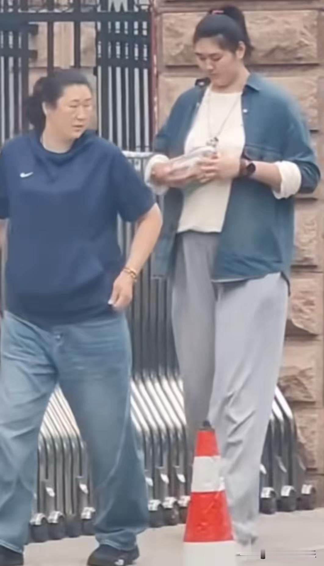 基因太强悍！母亲近两米，女儿身高直接碾压全场   不得不说遗传基因真的...