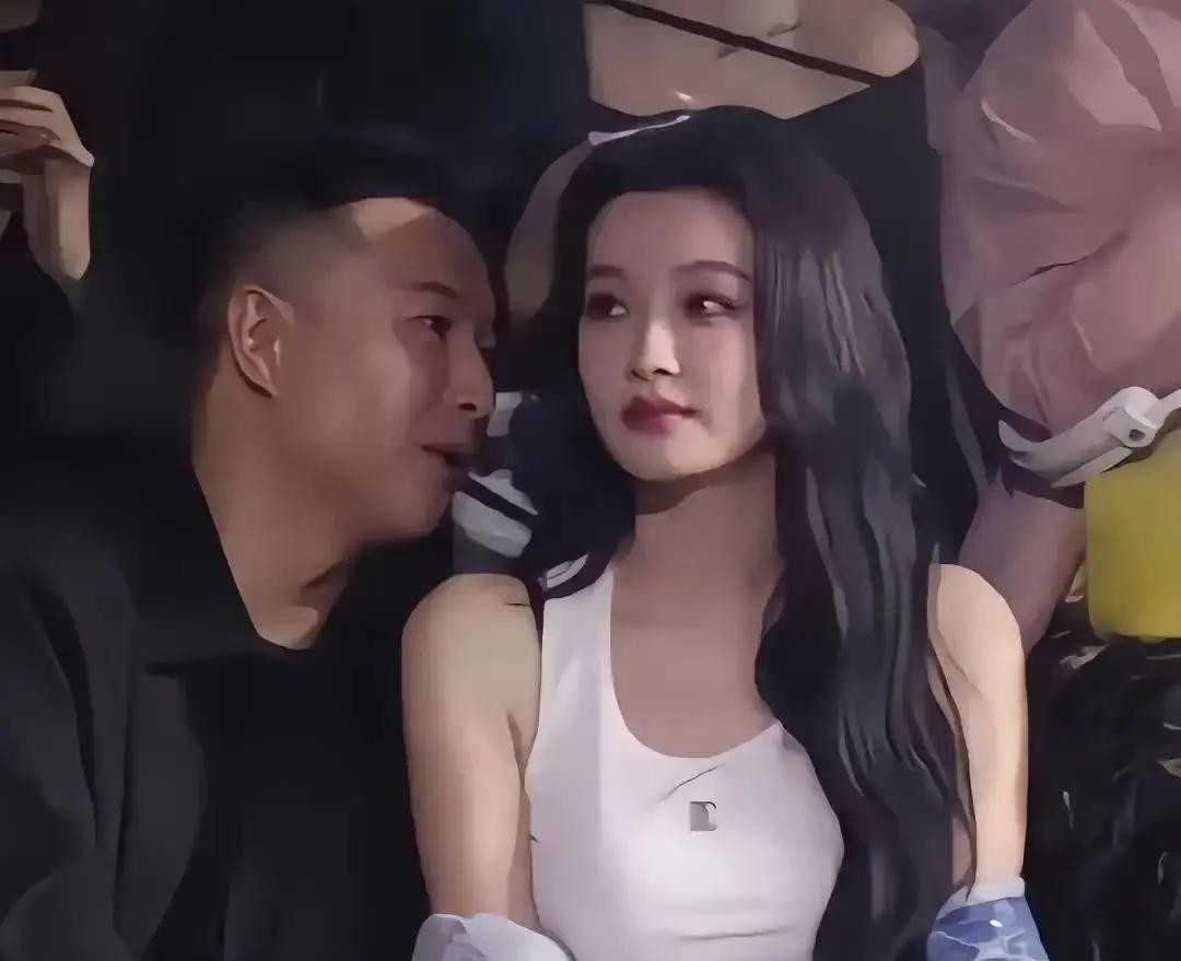 孙怡24岁给董子健生了个女儿。当时她刚红起来，戏约排到第二年，突然就宣布怀孕。

婆婆王京花在圈里是出了名的铁腕经纪人，手上有大把资源。孙怡嫁进去那天，外面都传她能拿到花姐的力捧。王京花也确实开口说过，等孩子生完，给她安排几部大戏。

孩子出生那天，董子健没在医院。后来有知情人说，他在外地拍戏，剧组