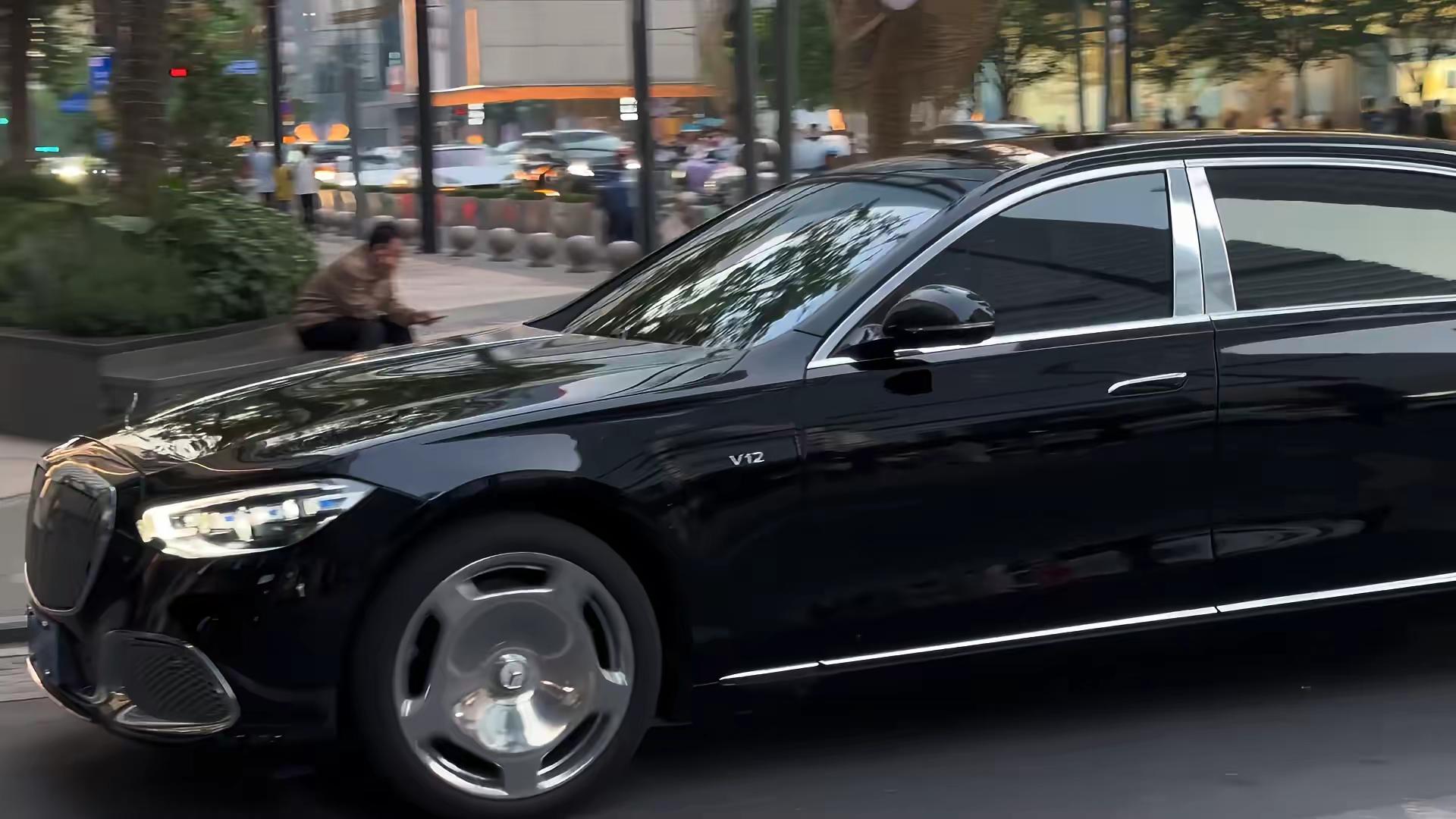 s480少了V8底气，S580的V8少了那份极致尊贵，迈巴赫S680那台浑厚从容的V12，才是从容奢华的顶配终极答案奔驰s级