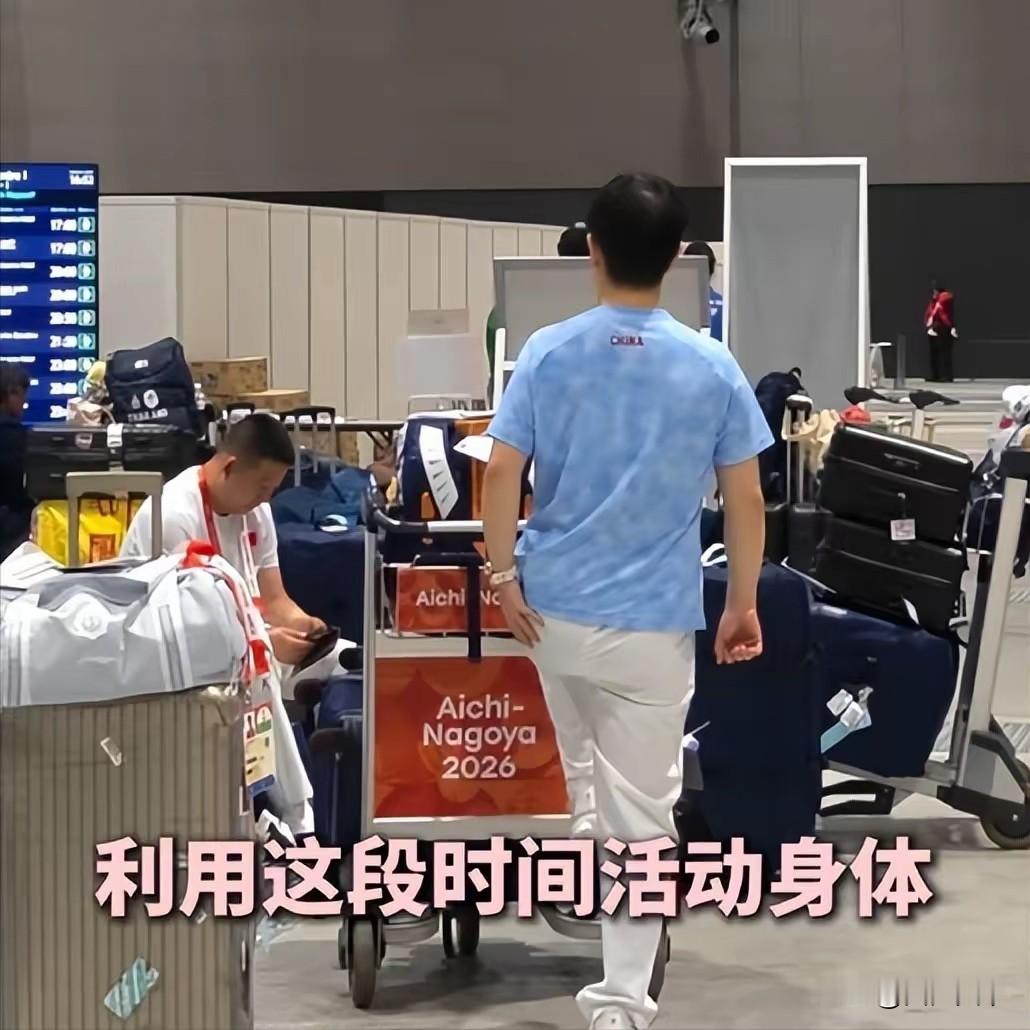 王曼昱没想到，国乒被困机场后，孙颖莎凭一举动，让人刮目相看！

国乒奔赴名古屋亚运会，刚落地就遇上一场始料未及的考验。因为赛事系统故障，多国代表团被困机场将近六个小时，

现场仅有饮用水，没有食物补给，长途飞行过后所有人又饿又累。大部分队员趁着等待抓紧休息恢复体力，孙颖莎却利用空档原地拉伸、做平衡训