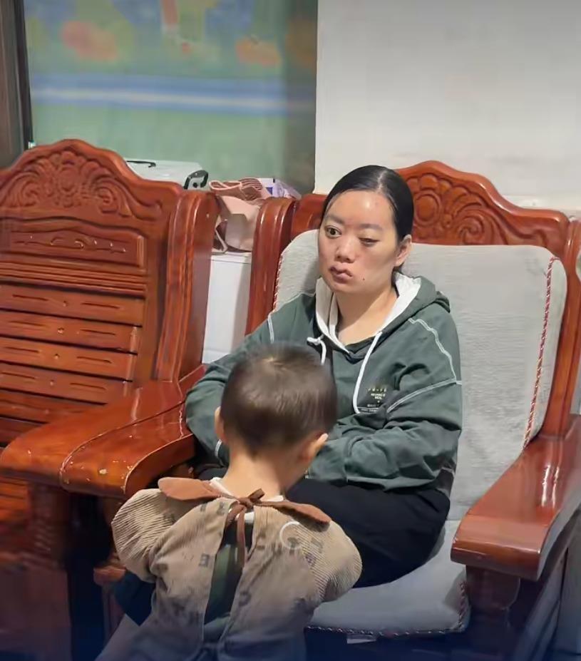 长沙一位女教师生完孩子后双目失明双耳失聪，产前产后判若两人。她妹妹说，姐姐以前最爱长假出去旅行，手机里全是各地风景照，如今连孩子的脸都看不见听不着。她有先天性神经纤维瘤病，生孩子前压根不知道会走到这一步。网上有人瞎猜姐夫跑路了，妹妹出来辟谣，说姐夫一直守着，一边照顾妻子一边带娃，两口子一起扛。我就想