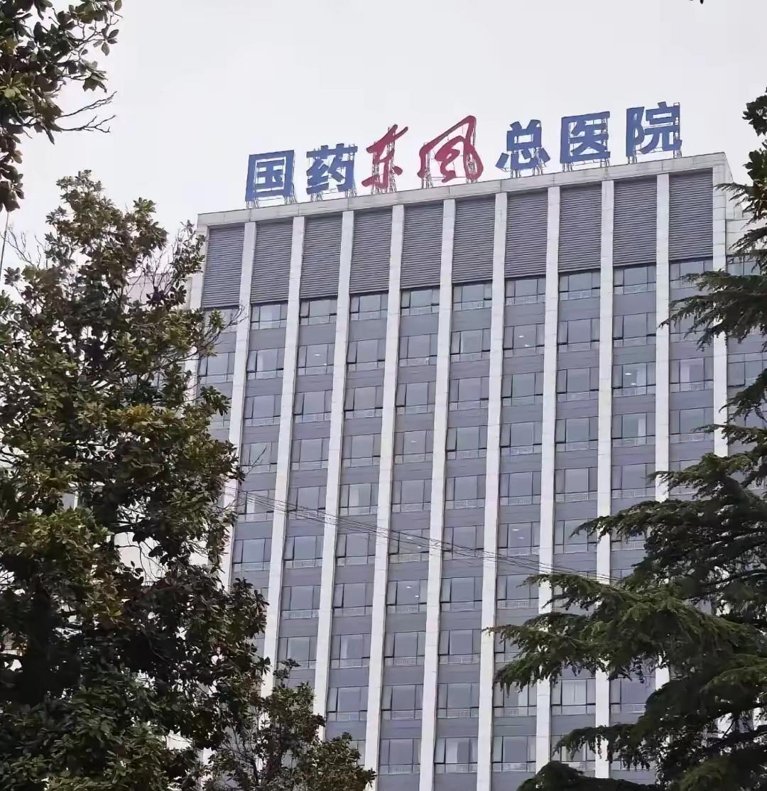 太炸裂了！湖北十堰，网友带八旬家属去挂号，看到有人免费、自己却要缴费，他随口询问原因。不料收费员脱口而出一句炸裂言论：当官的挂号不要钱，老百姓就要掏钱！此话一出瞬间引爆网络。事后院方紧急澄清：收费人员说话方式有问题，医院根本没有官员免单特权，只是优抚、高龄老人有正规免费政策，纯属工作人员说错话制造对