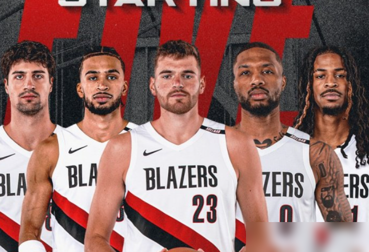 末节打满12分钟，一个19岁中锋敢在NBA季前赛指挥全队跑位。
杨瀚森10月8日这场球，数据平平：6分2板4助攻2失误。但有个细节被镜头抓到了，他给卡尔森传了个失误球，球出界的瞬间，他主动跑过去击掌，把人揽过来低声说了两句。
下一个回合，他站高位拿球，手指左侧底角，喊队友清空强侧。开拓者连着三个
