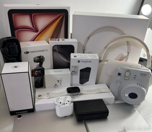 #开学三件套齐涨价家长直呼吃不消#实拍比价，三大品牌一年涨价差多少？
苹果今年的涨价重点集中在平板和笔记本产品线，手机涨价则相对隐蔽。
苹果官方也公开坦诚，AI算力行业爆发导致零部件成本暴涨，品牌早已无力自行消化成本，只能通过调价转嫁压力。
华为的涨价节奏相对温和，主打隐性涨价。市面上5 ​