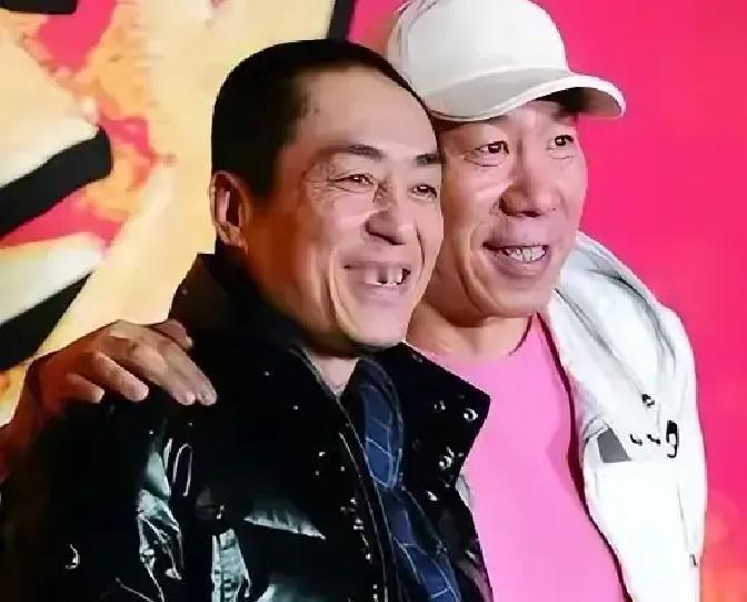 1997 年，张艺谋父亲临终前，躺在在病床上告诫儿子：“你一定要小心一个人，你根本不是他的对手，对付不了他啊！”他只应和着父亲，却没把父亲的话装在心里，可令人没想到的是，之后发生的事，竟让他后悔不已……

风波过去后，张艺谋变得更加沉默。他很少再公开谈论那段往事，只在朋友偶尔提起时，摇摇头说，都过去