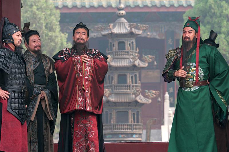 同样是蜀汉名将，为什么唯独关羽成了武圣？
 
三国名将如云，猛将数不胜数。张飞、赵云、马超、黄忠，皆是蜀汉一等一的英雄。可千年岁月流转，最后能够走上神坛，被后世尊为“武圣”，全国各地修建庙宇世代供奉的，却只有关羽一人。
 
很多人以为，关羽能够成为武圣，凭借的是高强的武艺。
 
论单打独斗，三国之中