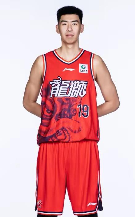 徐昕今日办理赴美签证，为登陆 NCAA 联赛铺路，受年龄相关规则限制，徐昕最多只能在 NCAA 征战两个赛季，一旦顺利成行，宏远将会终止他租借至广州龙狮的合同