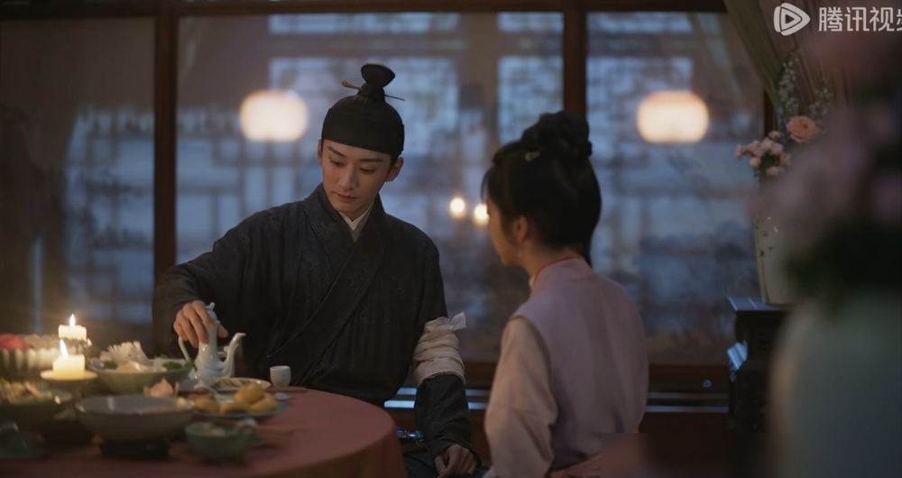 谭松韵演丫鬟，刘学义演三品指挥使，第一集就强娶，结果俩人愣是磨了47集才睡到一张床上。
看了几段花絮，这戏全是反着来的。别人家男主追妻靠送花送药，林锦岐上来就抄家式逼婚，把人姑娘按在祠堂里问你嫁不嫁。谭松韵跪着抬头那一眼，又冷又硬，弹幕全炸了。
可到了中段，画风突变。他开始学规矩，开始等她点头，