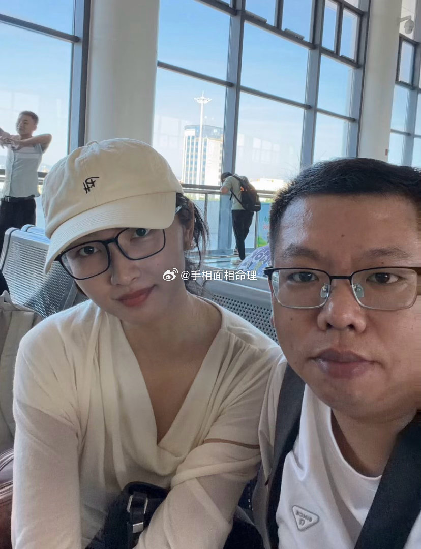 女生眼神透亮、明媚，黑白清亮得像洗过的玻璃珠，看人定得住，不飘，也不带...